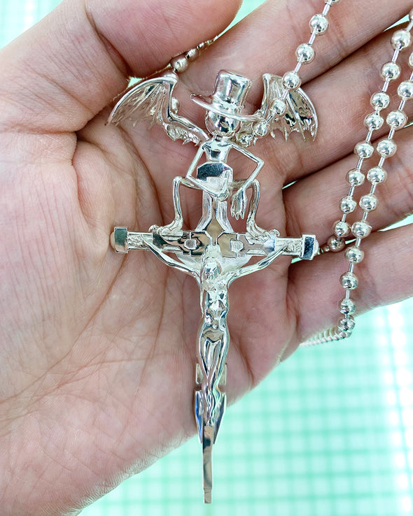 CROSS NECKLACE (SILVER) RADD LOUNGE Exclusive